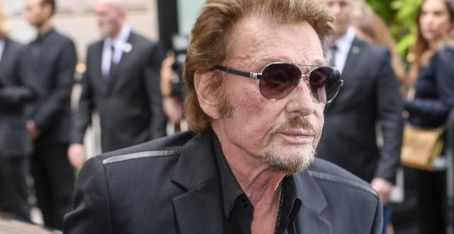 Johnny Hallyday confirme être traité pour "des cellules cancéreuses", mais assure que ses jours ne sont pas en danger: "C’est un combat que je mène fièrement" Johnny Hallyday confirme être traité pour "des cellules cancéreuses", mais assure que ses jours ne sont pas en danger: "C’est un combat que je mène fièrement"