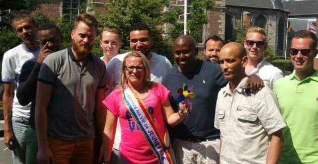 Stromae prend un verre avec ses potes sur la Grand-place de Mouscron: le chanteur n’est pas resté incognito très longtemps (photos) Stromae prend un verre avec ses potes sur la Grand-place de Mouscron: le chanteur n’est pas resté incognito très longtemps (photos)