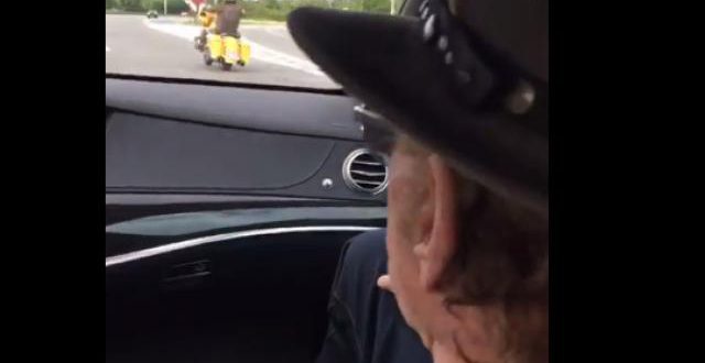 L’incroyable surprise des motards belges à Johnny Hallyday lors de son arrivée en Belgique (vidéos) L’incroyable surprise des motards belges à Johnny Hallyday lors de son arrivée en Belgique (vidéos)