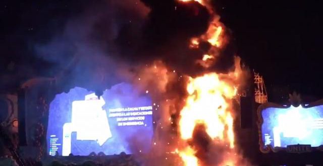 Panique au festival Tomorrowland à Barcelone: une scène prend feu, les festivaliers évacués! (vidéos) Panique au festival Tomorrowland à Barcelone: une scène prend feu, les festivaliers évacués! (vidéos)