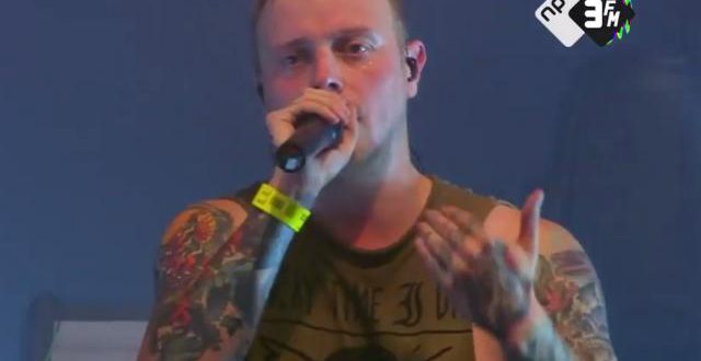 Très énervé, ce chanteur d’un groupe de metal interrompt son concert pour la meilleure des raisons (vidéo) Très énervé, ce chanteur d’un groupe de metal interrompt son concert pour la meilleure des raisons (vidéo)