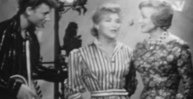 Un grand garçon timide avec sa guitare: la première apparition en TV de Johnny, en 1960 (vidéo) Un grand garçon timide avec sa guitare: la première apparition en TV de Johnny, en 1960 (vidéo)